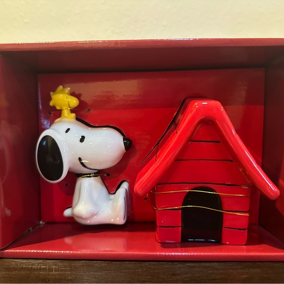 Peanuts Kitchen Snoopy And Doghouse Salt And Pepper Shakers Poshmark